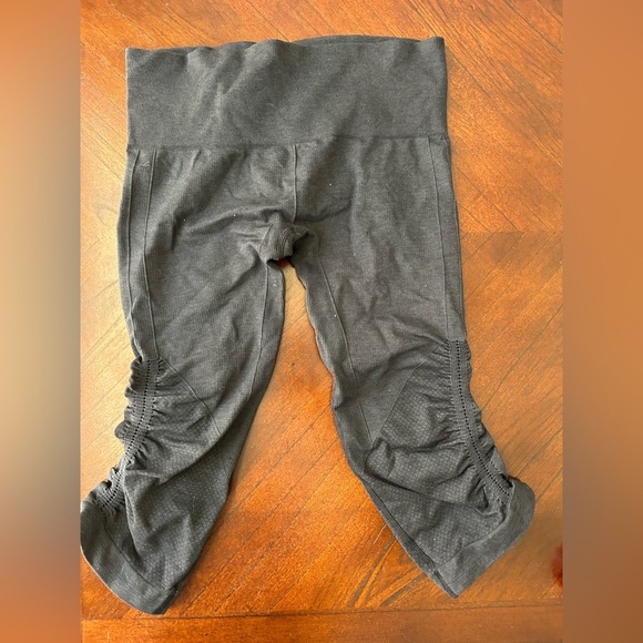 LULULEMONN Black WOMEN Leggings SIZE 6 has a slight detail - Picture 2 of 6